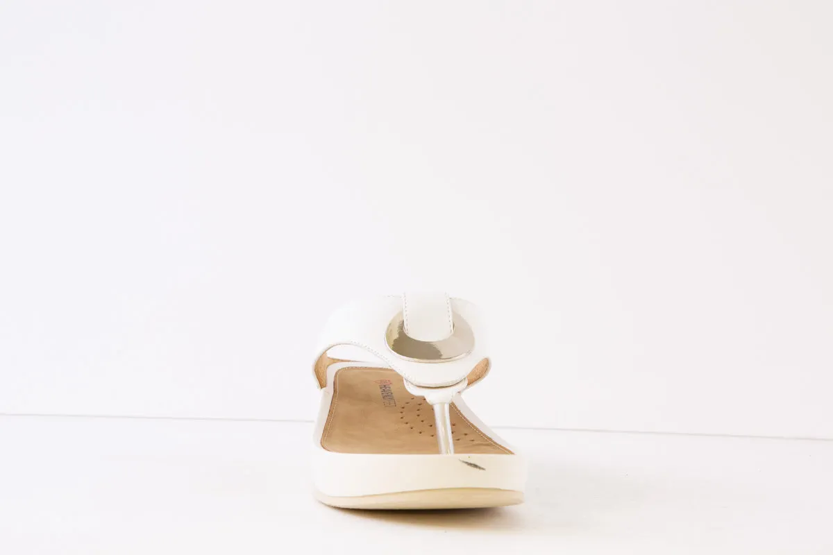 HEAVENLY FEET - CHARM TOE-POST FASHION MULE - WHITE