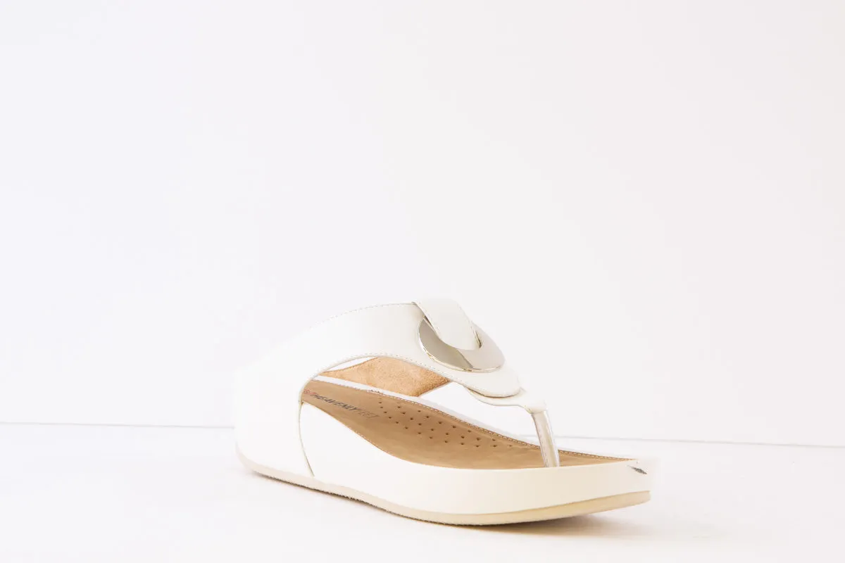 HEAVENLY FEET - CHARM TOE-POST FASHION MULE - WHITE