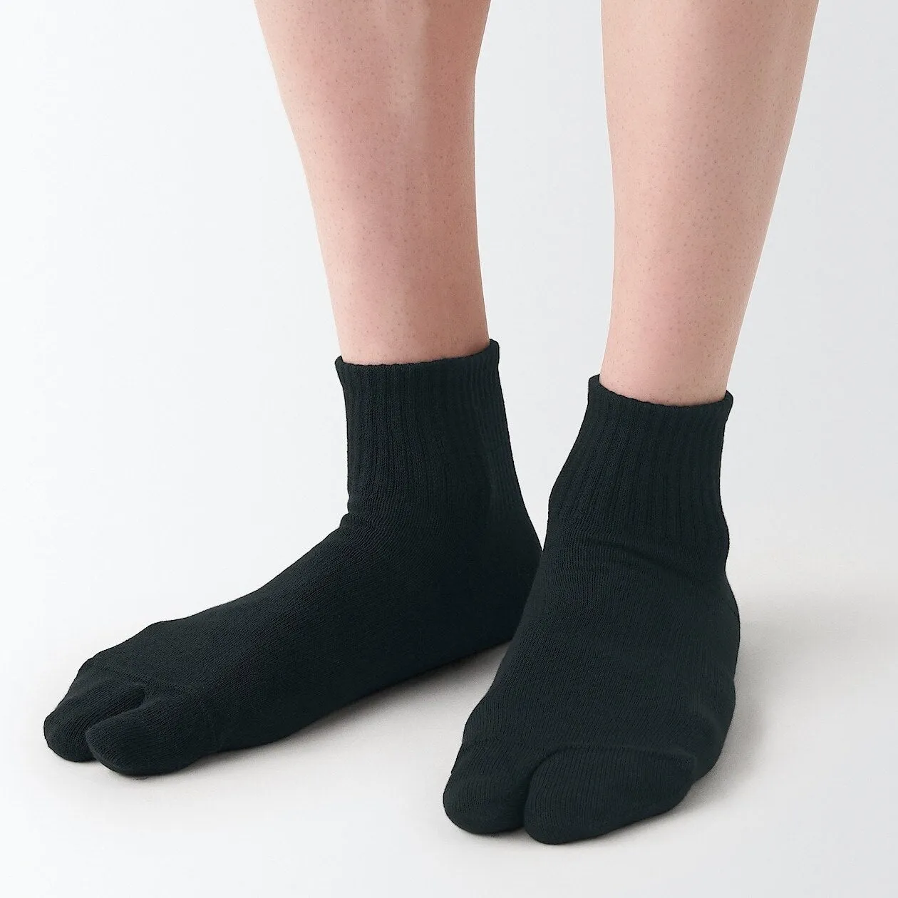 Men's Right Angle Tabi style short Socks