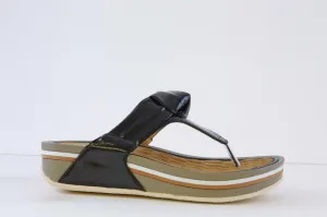 P-COMFORT - WW1660 KNOT TRIM WEDGE TOE-POST MULE - BLACK