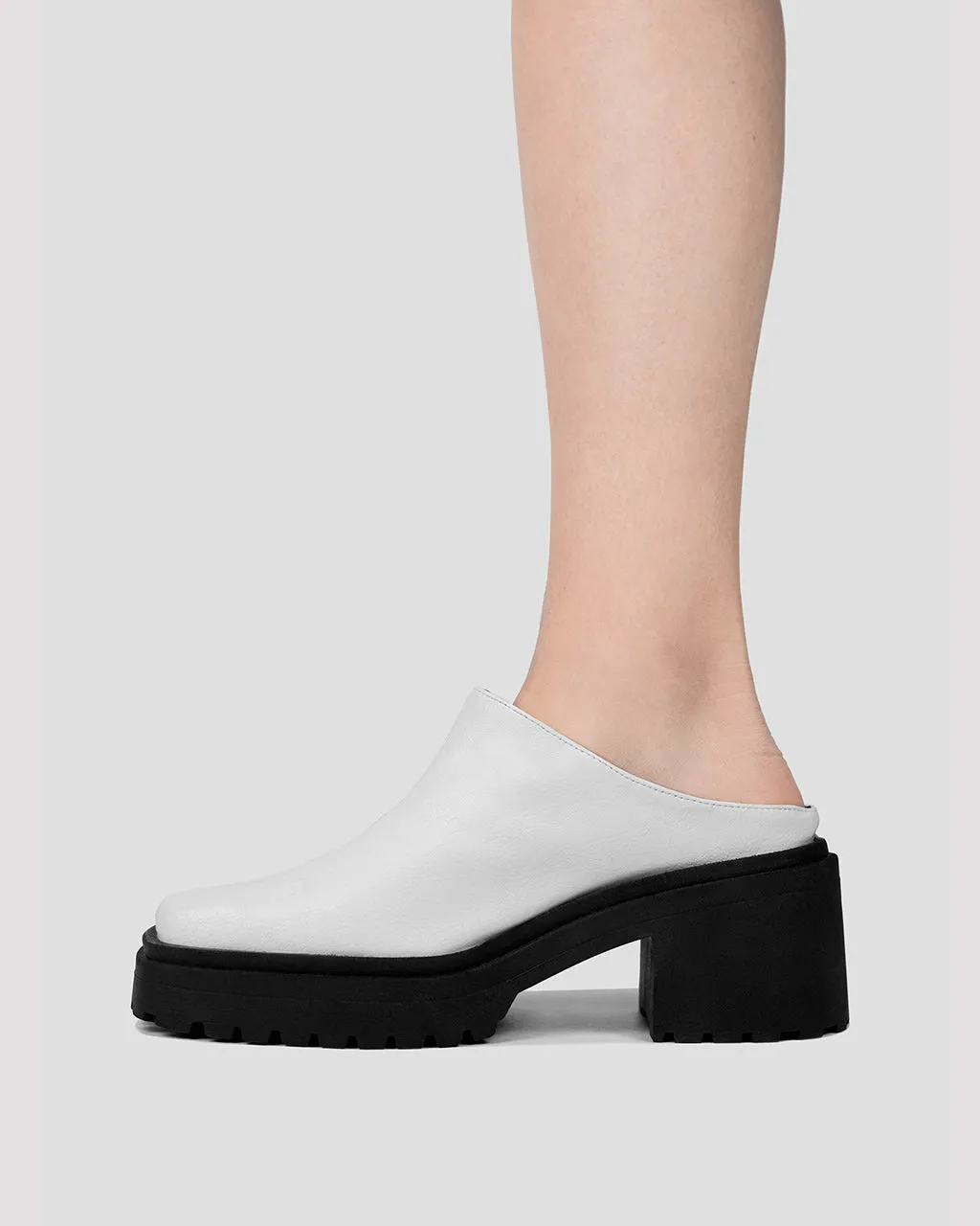 Squared Mule White białe mule ze skóry z winogron