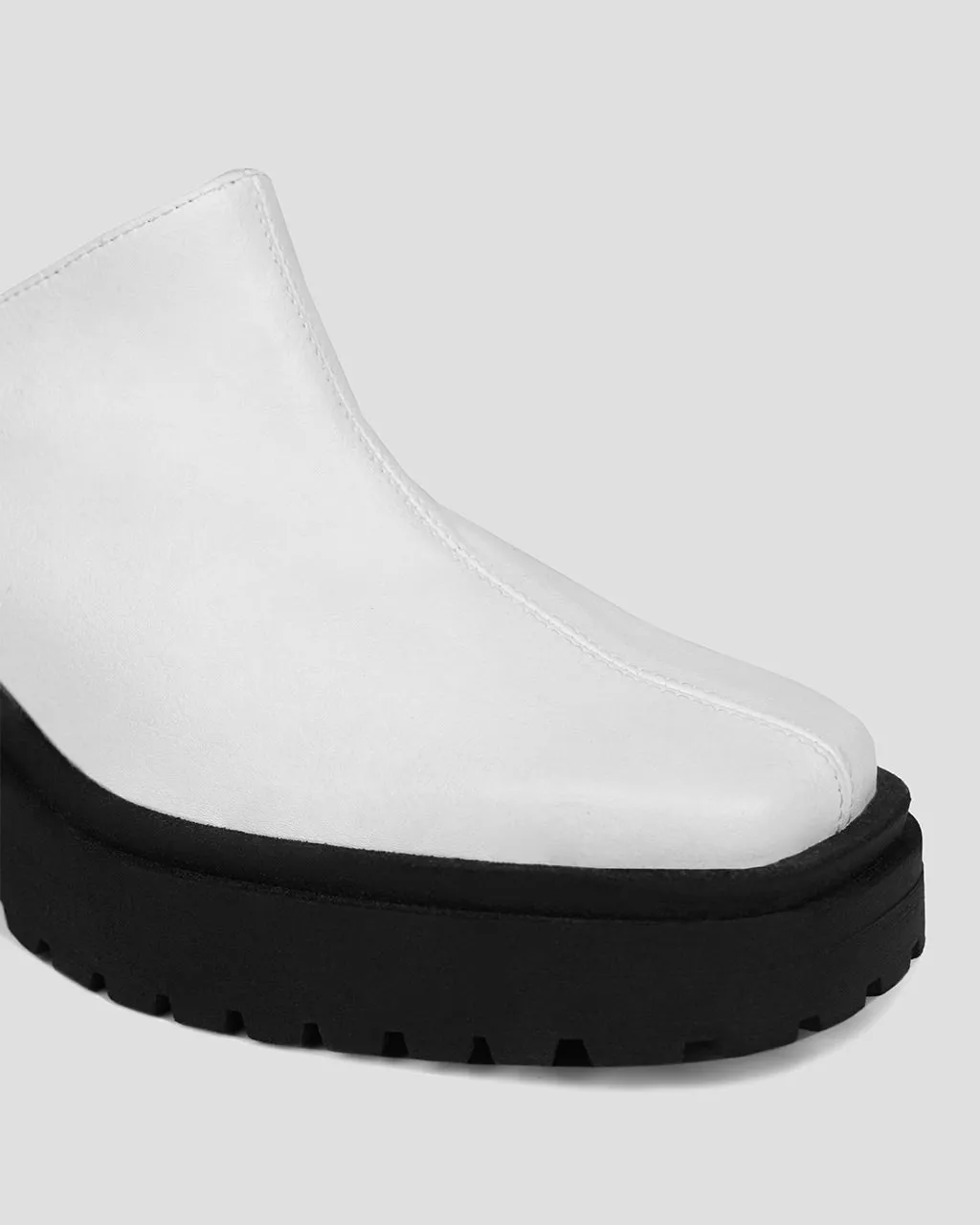 Squared Mule White białe mule ze skóry z winogron