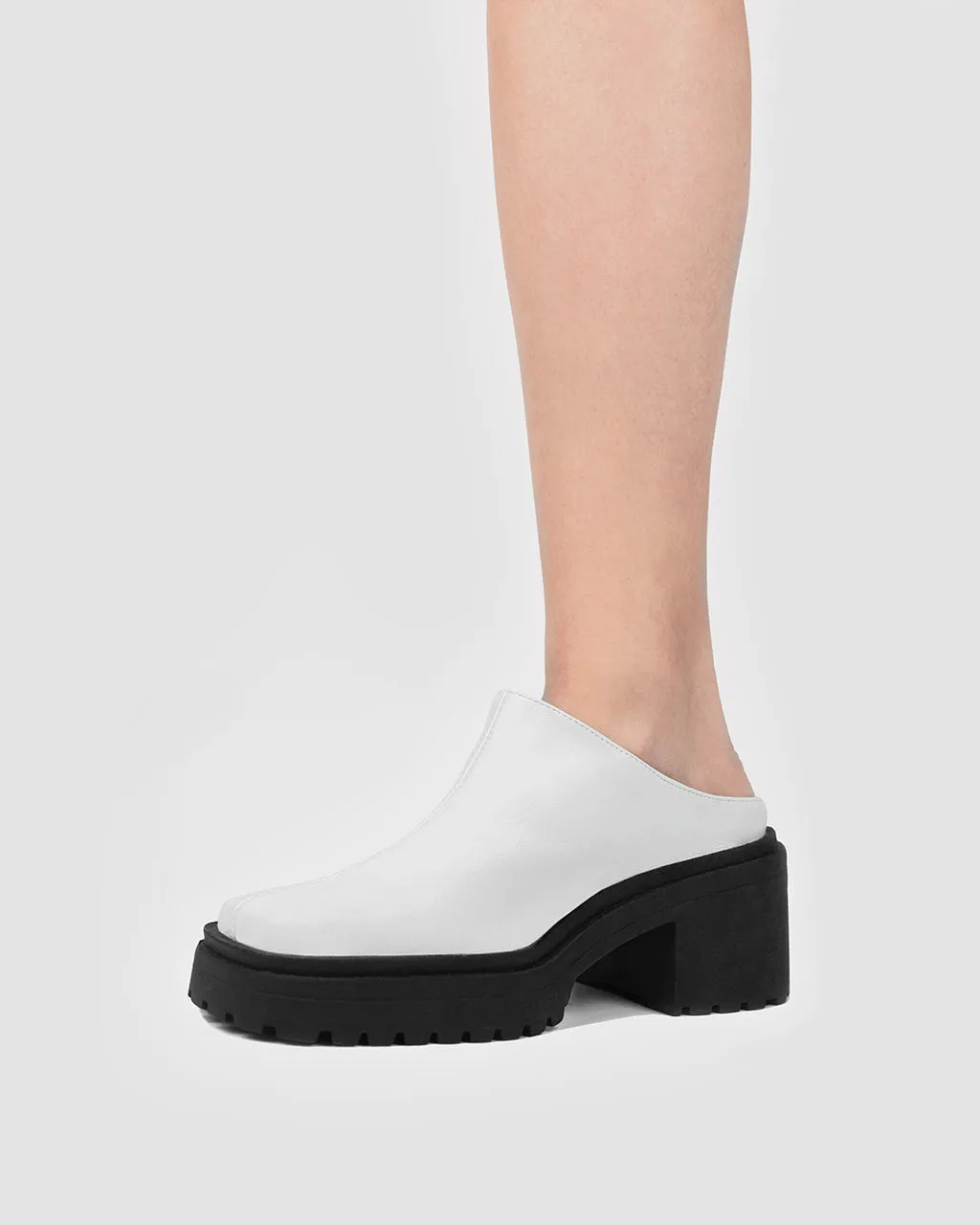 Squared Mule White białe mule ze skóry z winogron